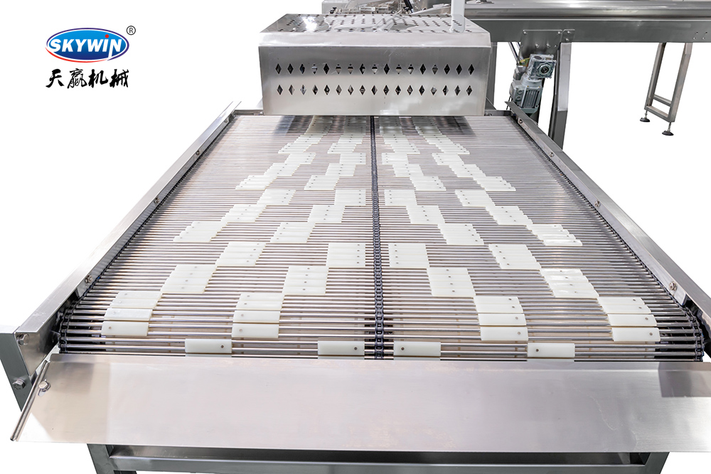 Multiplicateur de rang&eacute;e connect&eacute; par machine de fabrication de sandwichs &agrave; biscuits &agrave; deux voies Skywin 2+1