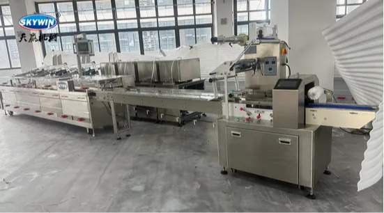 M&aacute;quina intercaladora de galletas de color crema Skywin 3+2 de dos colores con embalaje de flujo